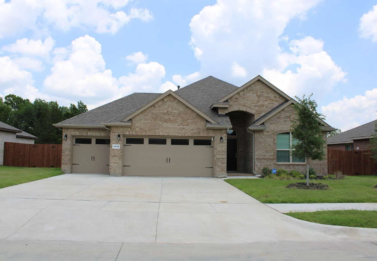 4 bed, 2.0 bath, 2021 sqft, $2,450 — Photo 2