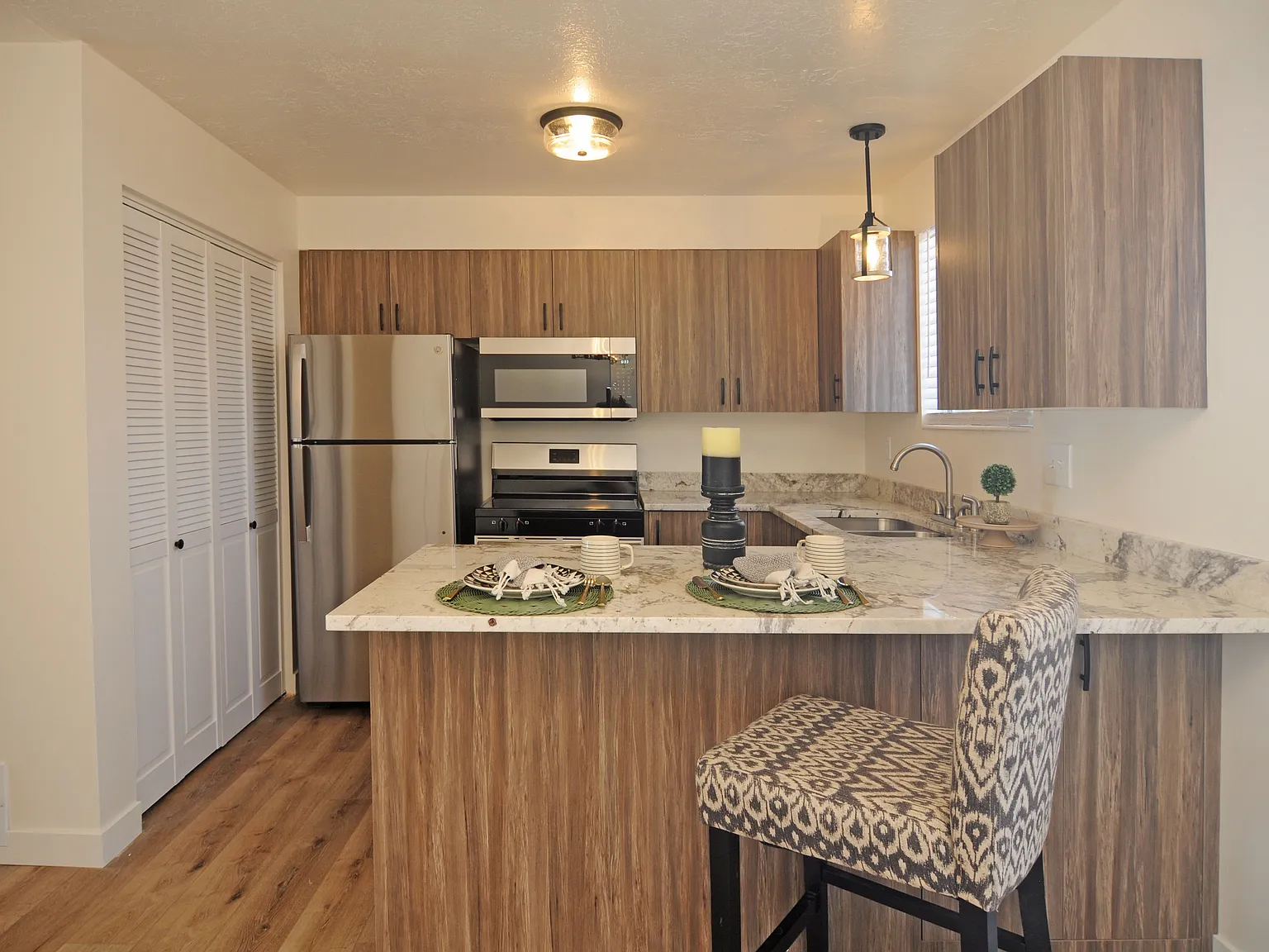 2 bed, 1.5 bath, 1100 sqft, $1,595 — Photo 2