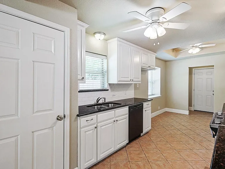 218 Raintree Dr — Photo 10
