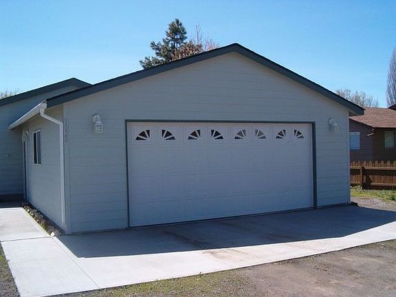 Nice 2 car garage