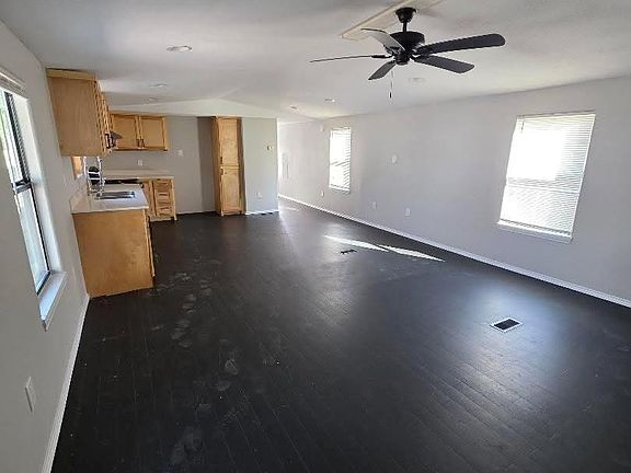 4th image of 310 Paddock St Trailer 4
