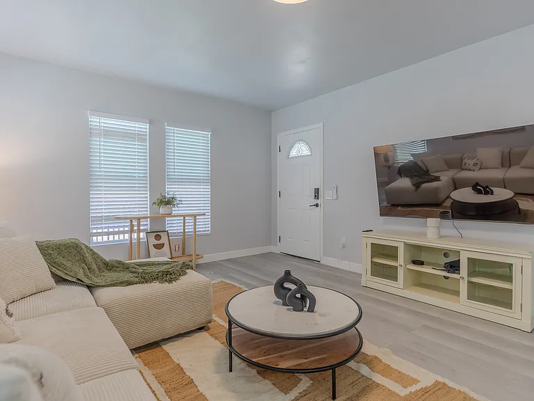 2461 Saint Pierre Ave — Photo 10