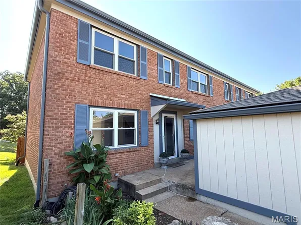 992 Conestoga Dr, Ballwin, MO 63021