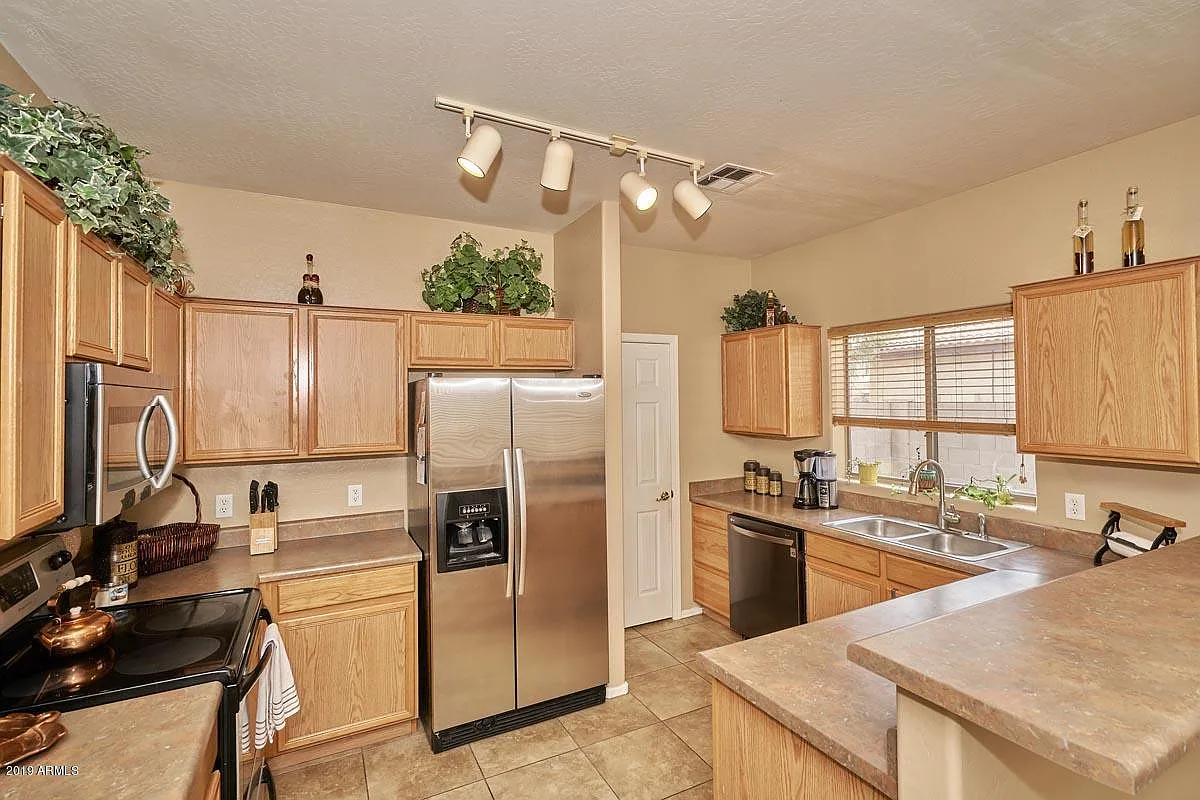 4 bed, 2.5 bath, 2374 sqft, $2,550 — Photo 2
