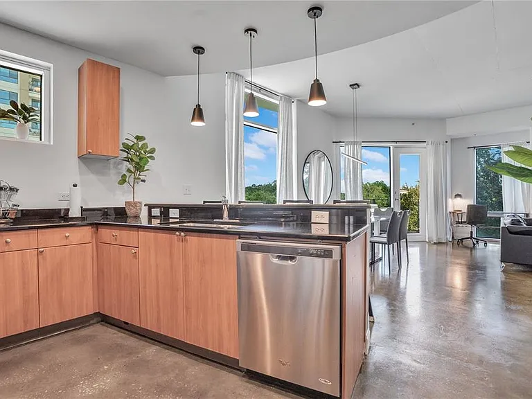 525 E Jackson St #301 — Photo 34