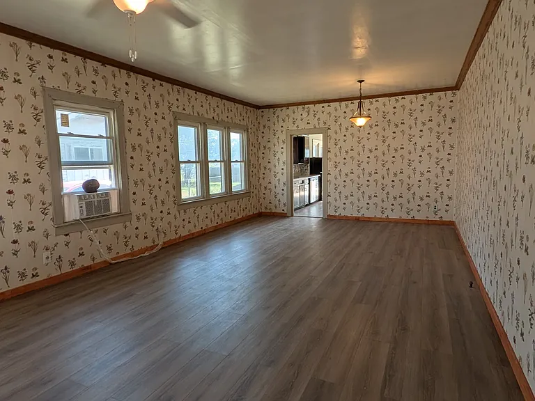 531 W Wallace St — Photo 2