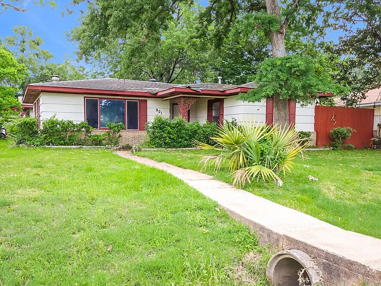 901 Westmont Dr — Photo 1