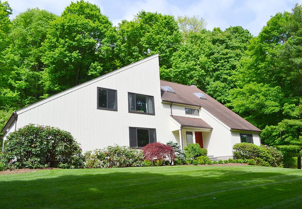 1st image of 44 Woodcrest Dr