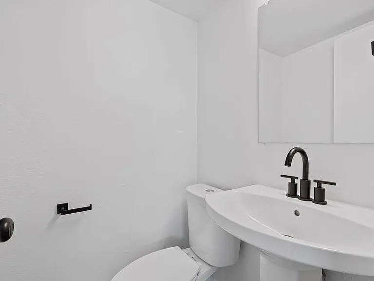 CrestHaus Apartments — Photo 40