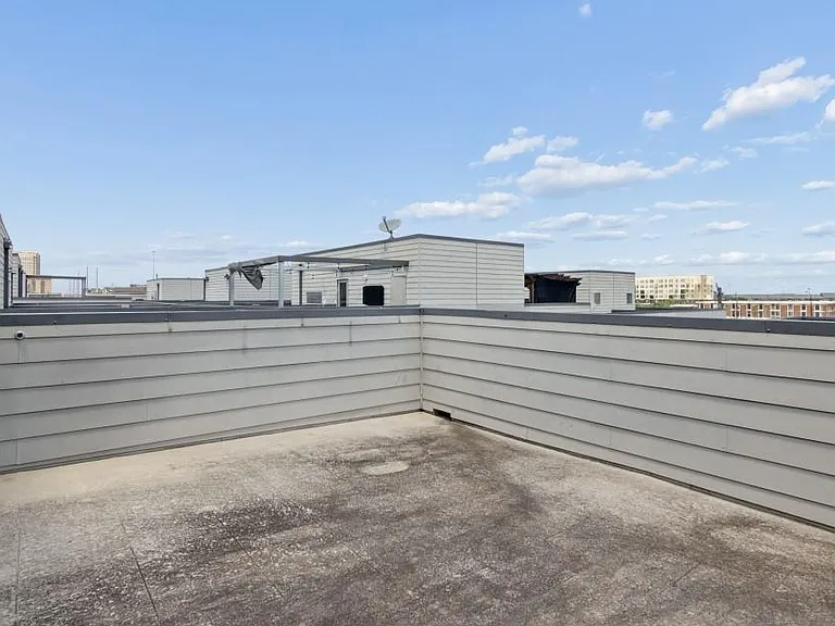 2376 Commerce St — Photo 23
