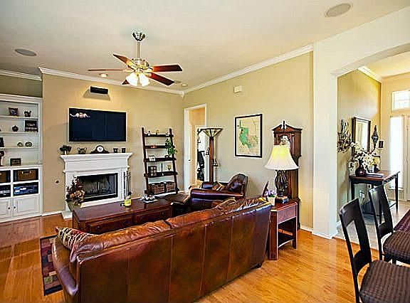 5th image of 1505 Bastrop Dr