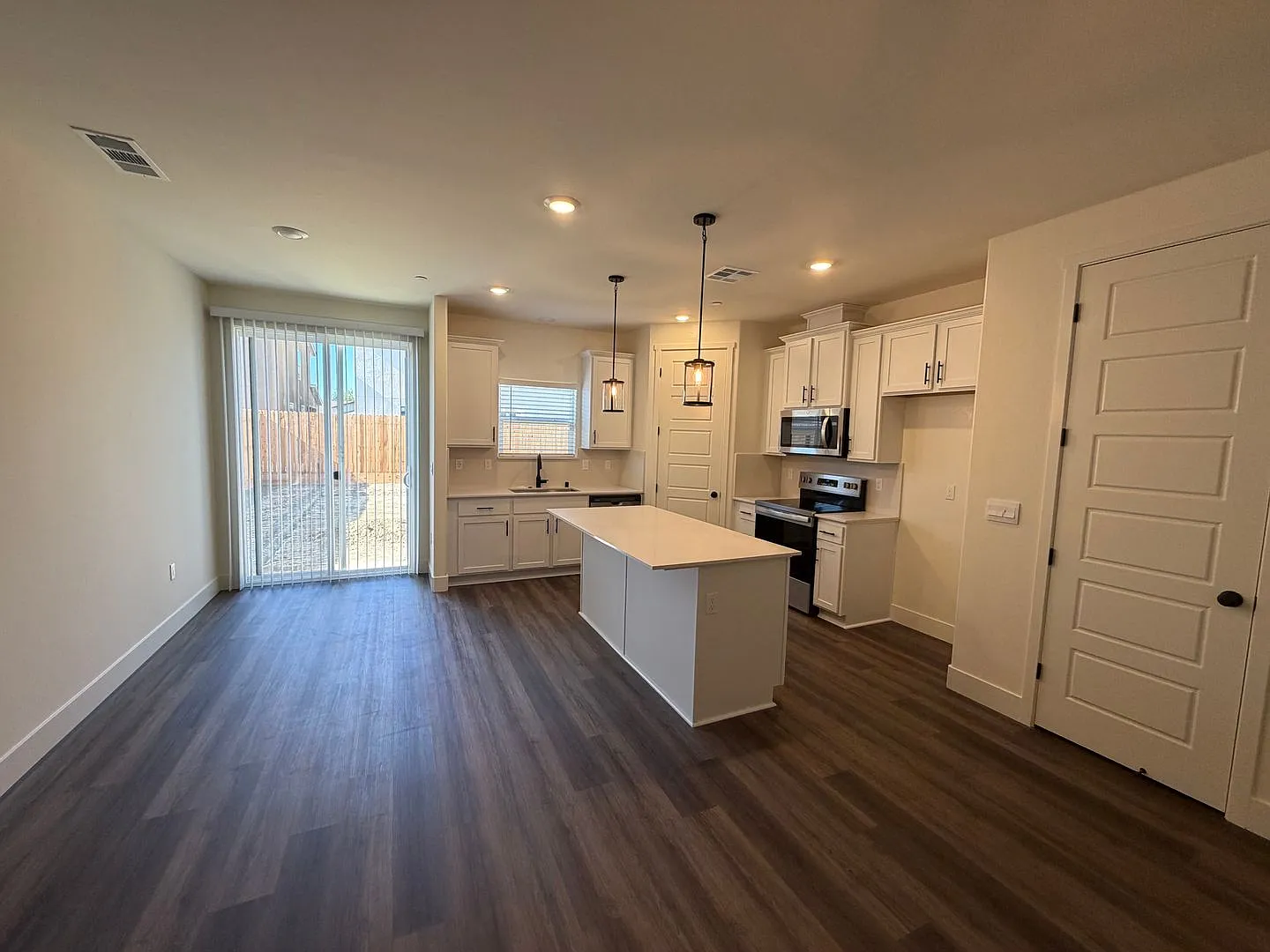 Beautiful Brand-New House for rent in Visalia! — Photo 2