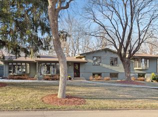 9608 Robin Oak Rd, Minnetonka, MN 55305