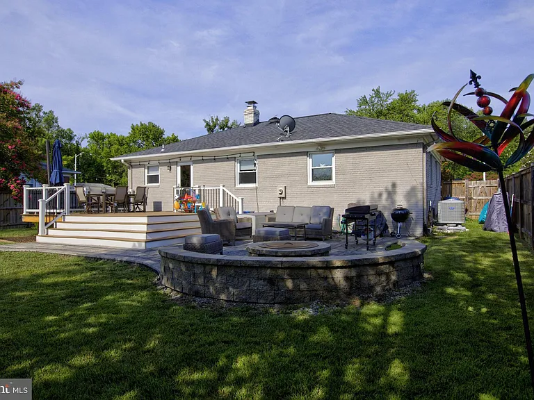 1015 Woods Pl — Photo 32