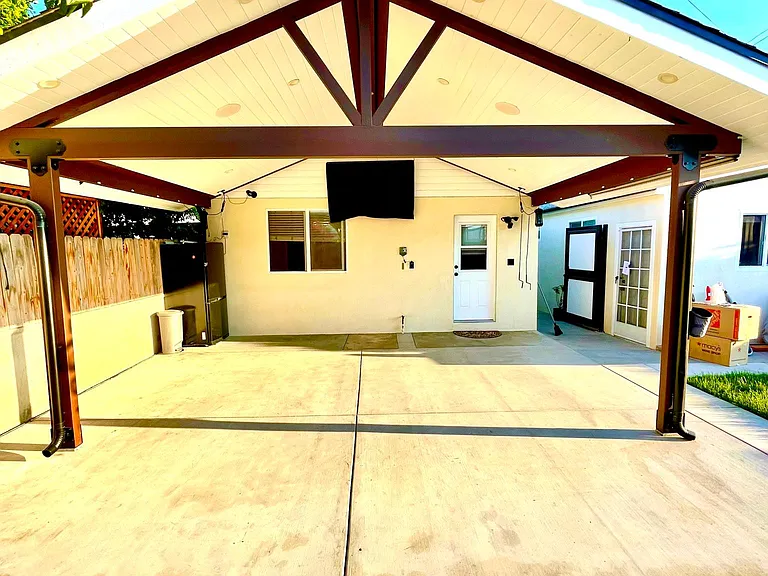 1241 E Michelson St — Photo 7