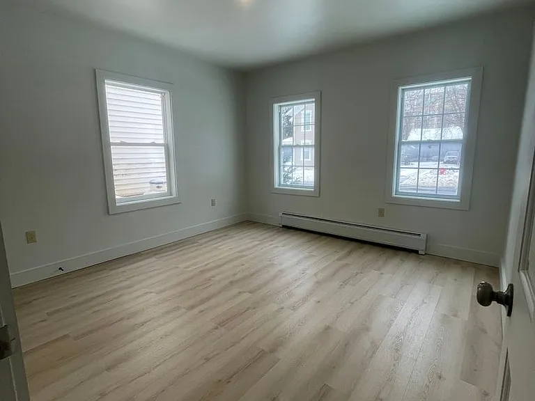 319 Pleasant St — Photo 5
