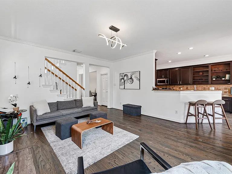 1015 Enclave Sq S — Photo 13