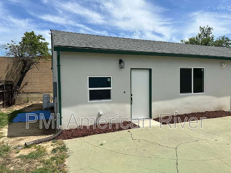 2 bed, 1.0 bath, 600 sqft, $1,545 — Photo 2