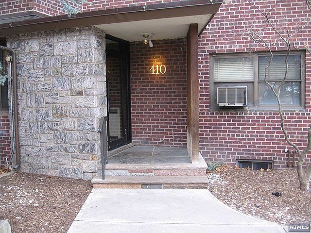 1st image of 410 Park Pl APT 4C