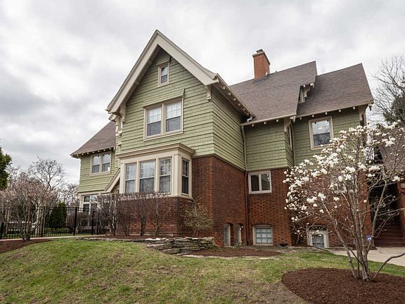 5th image of 2726 E Kenwood Blvd
