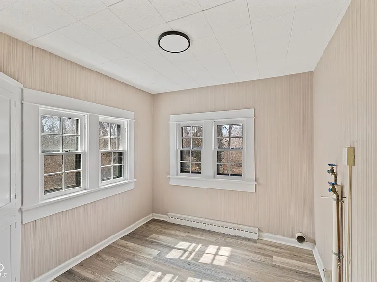 320 Lockerbie St — Photo 32