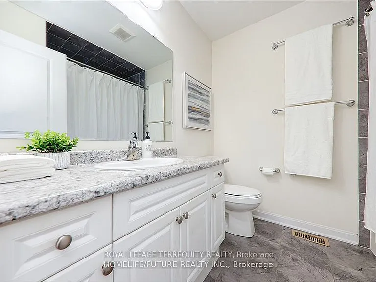 2412 Fall Harvest Cres — Photo 32
