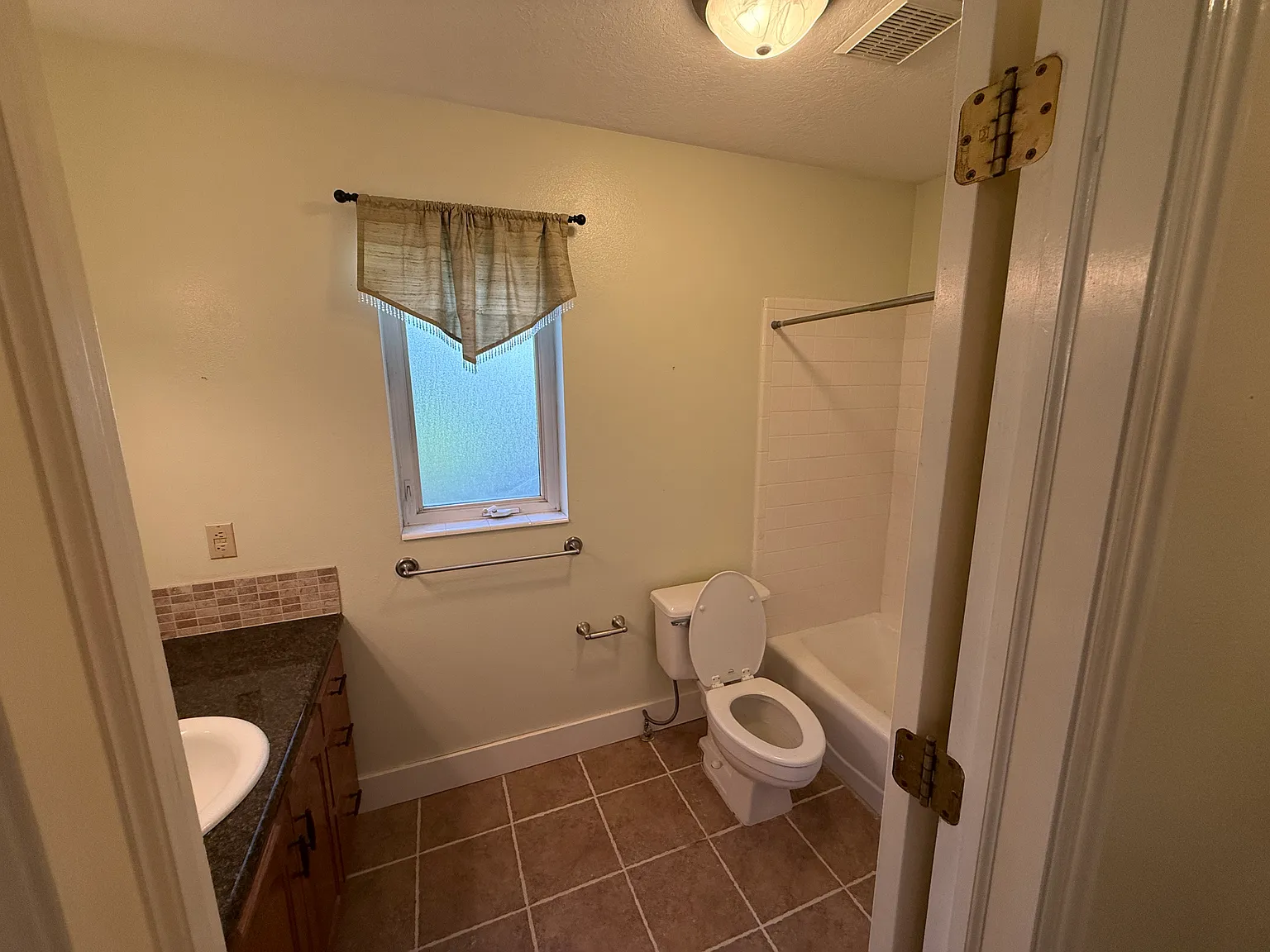6 bed, 4.5 bath, 5715 sqft, $4,100 — Photo 4