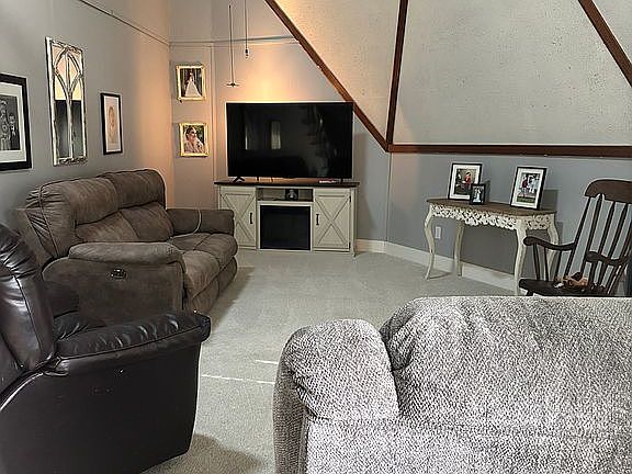 3rd image of 118 Carmen St