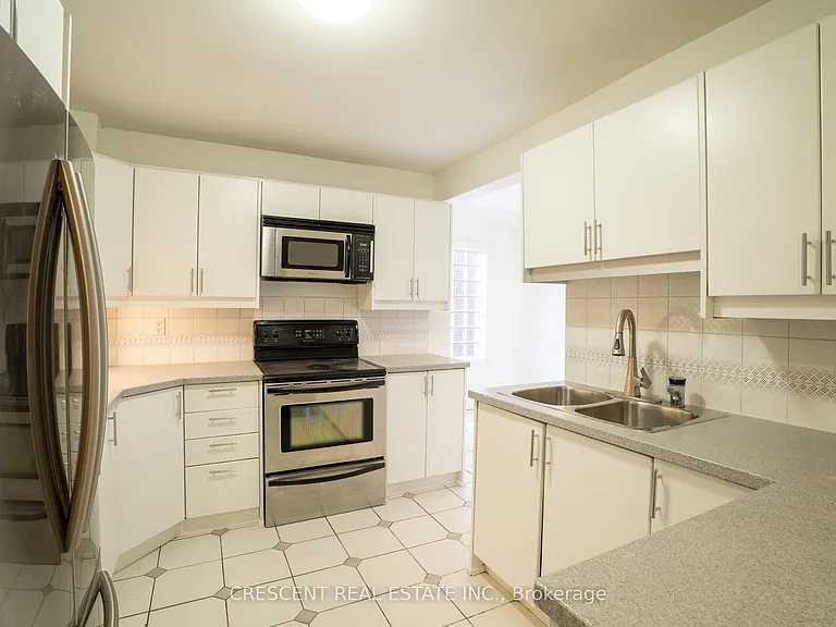 520 Prince Edward Dr N #MAIN — Photo 8