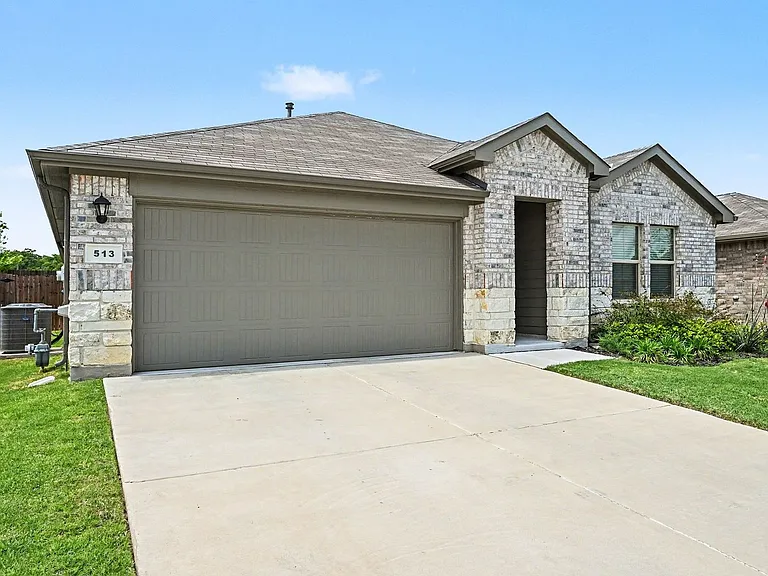 513 Bronze Cir W — Photo 2