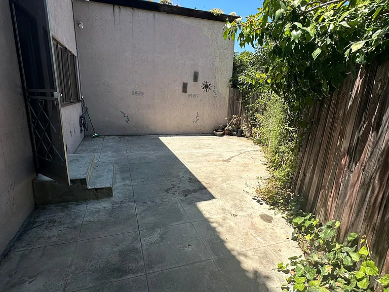 2232 N Beachwood Dr #7 — Photo 5
