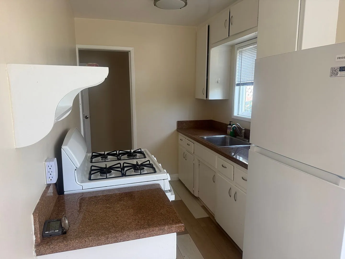 223-225 S Clementine — Photo 3