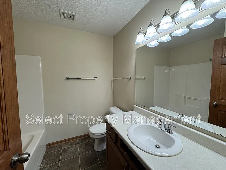 7401 Montclair Dr — Photo 12