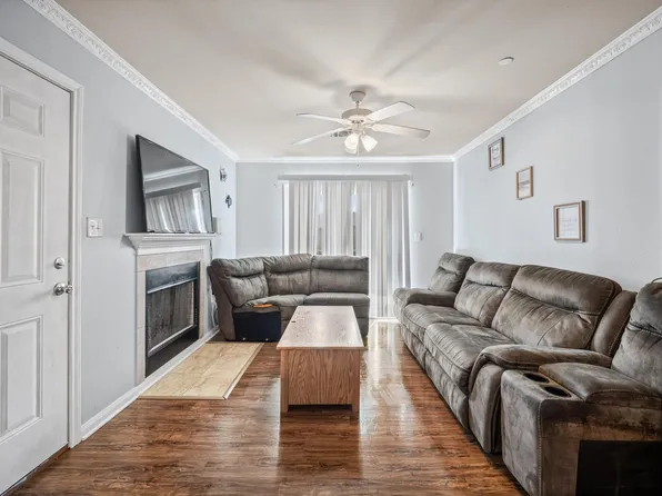 7600 Emmett F Lowry Expy APT 416, Texas City, TX 77591