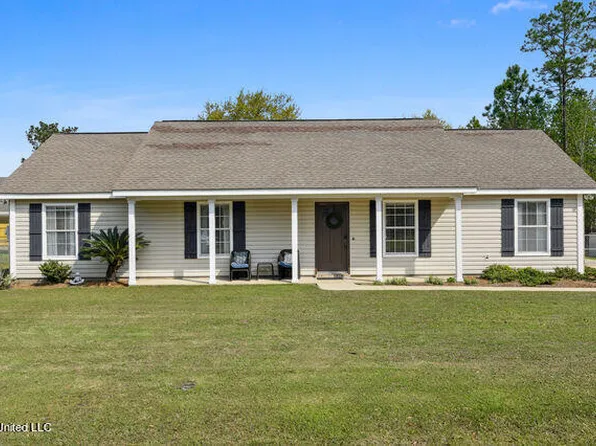 716 Barlow St, Waveland, MS 39576