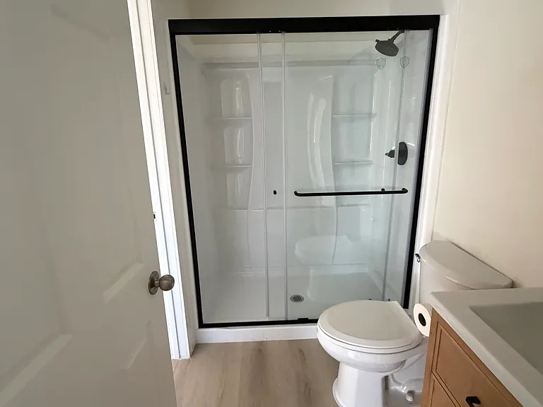 Upstairs full bath - 2 doors opening into the master bedroom and the hallway