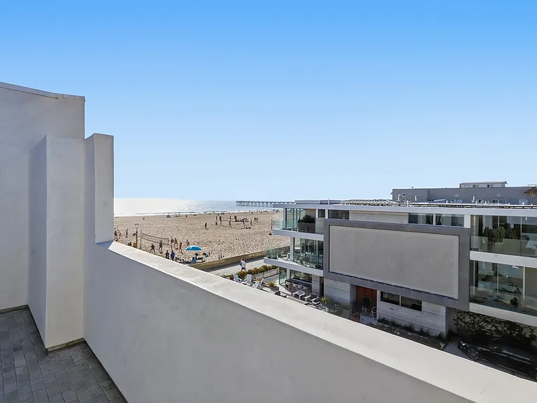 In the top of the third floor you will find a chef's kitchen with walk-in pantry, breakfast nook, 8-sit dining table, and rooftop patio with direct stair access to the street