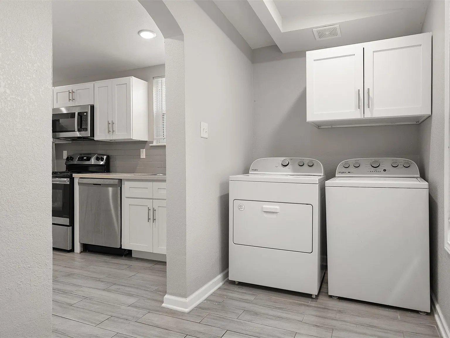2 bed, 1.0 bath, 2072 sqft, $1,450 — Photo 4