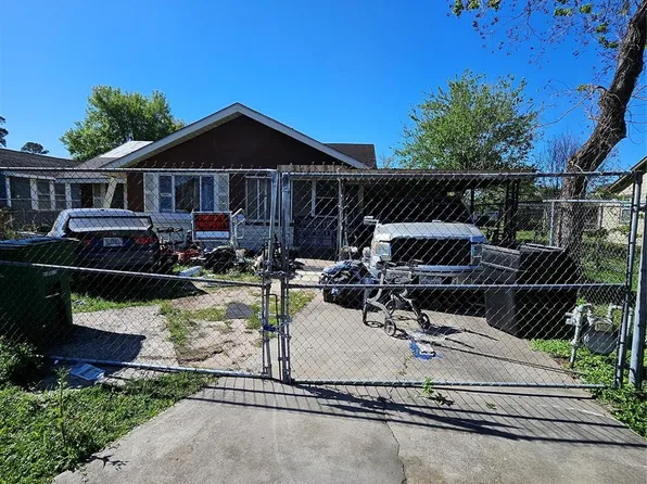 6826 Larkstone St, Houston, TX 77028