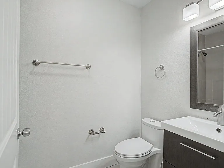 1230 N Logan St — Photo 38