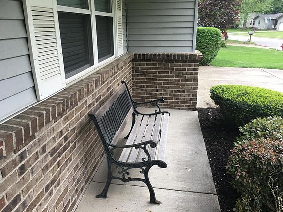 5th image of 401 Sandburr Dr
