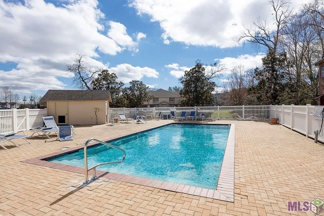900 Dean Lee Drive - B — Photo 3