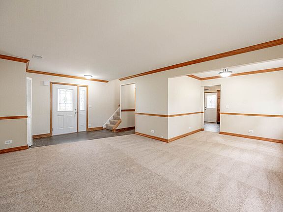 3rd image of 930 W Bryn Mawr Ave
