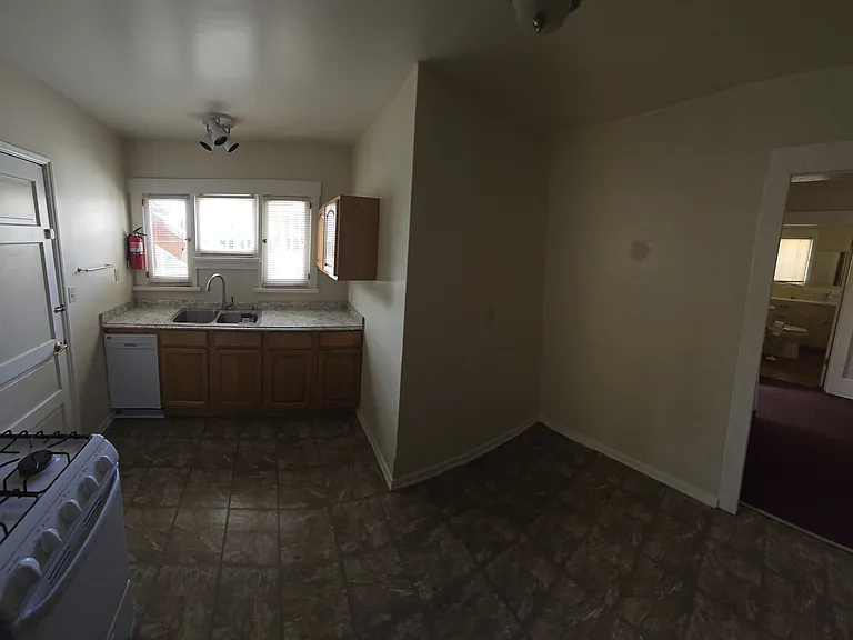 575 N Holliston Ave — Photo 7