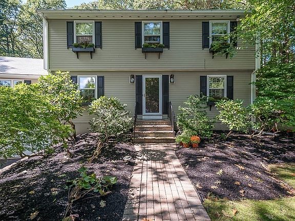 4th image of 10 Lillian Dr