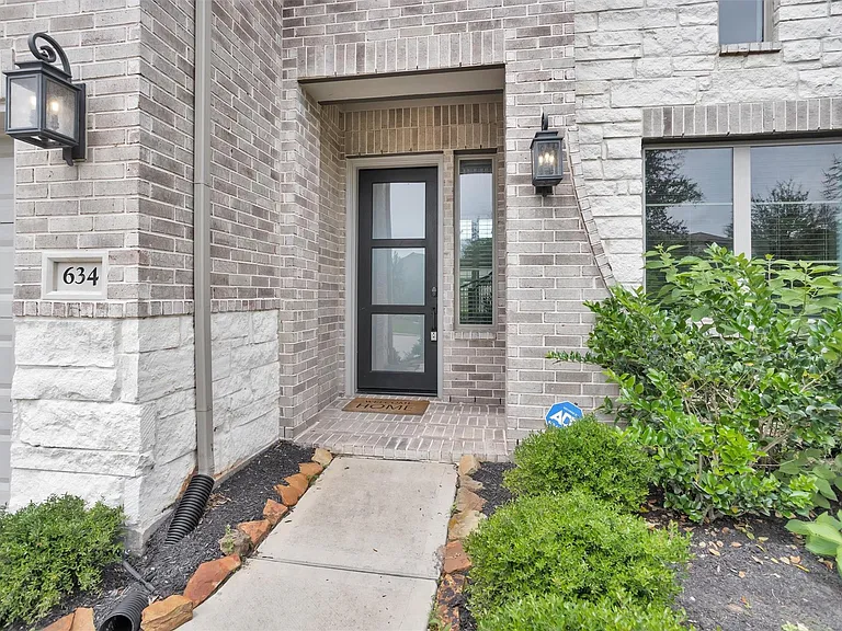 634 Cibolo Creek Dr — Photo 2