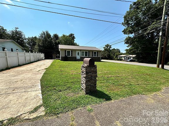 2nd image of 601 E Saunders Ave