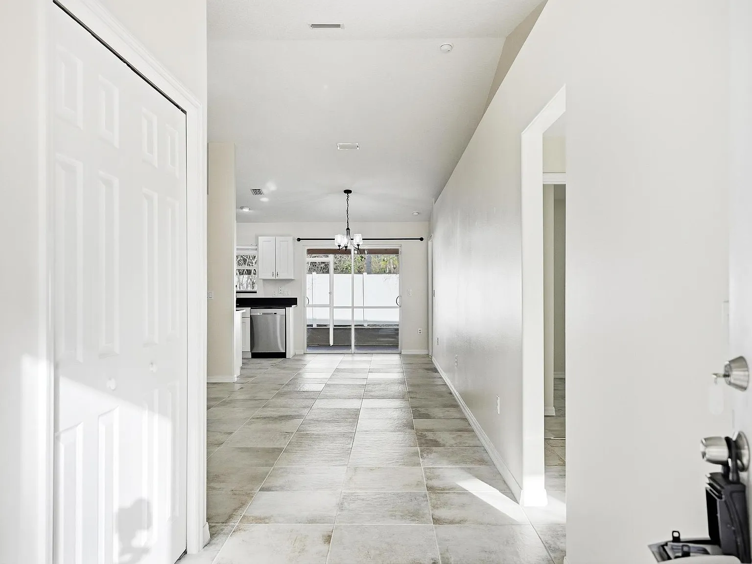 3 bed, 1327 sqft, $1,675 — Photo 4