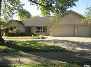 1415 N 11th St, Pekin, IL 61554