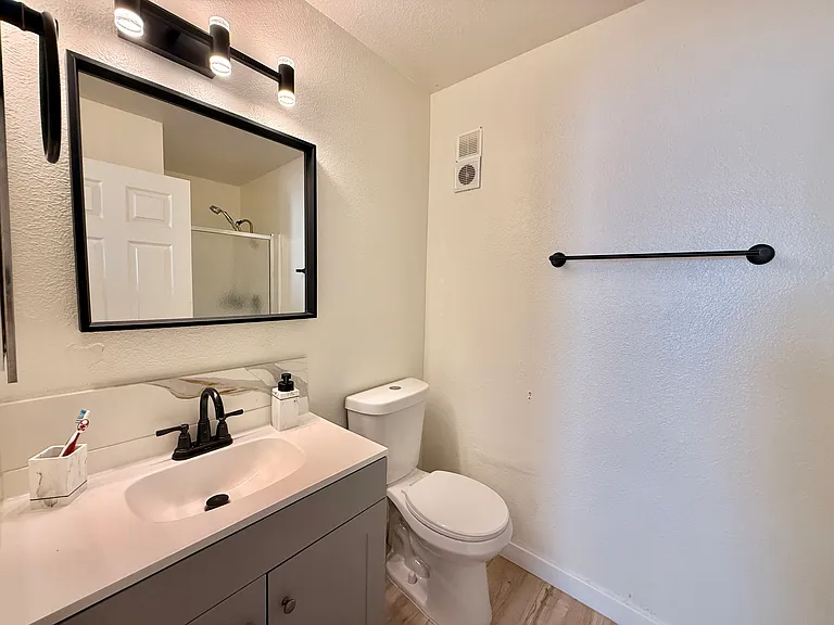 227 50th St #10 — Photo 19